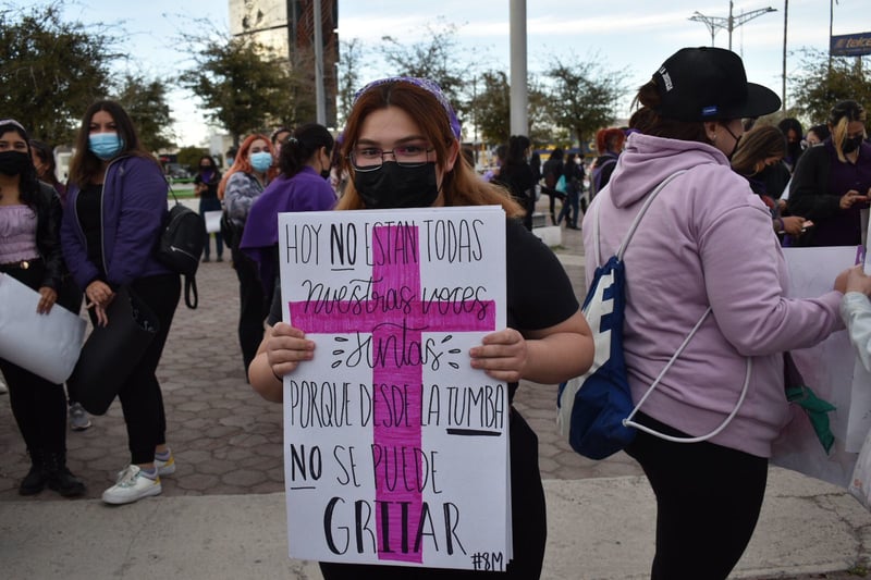 Feministas de Monclova se reúnen en la plaza del Magisterio