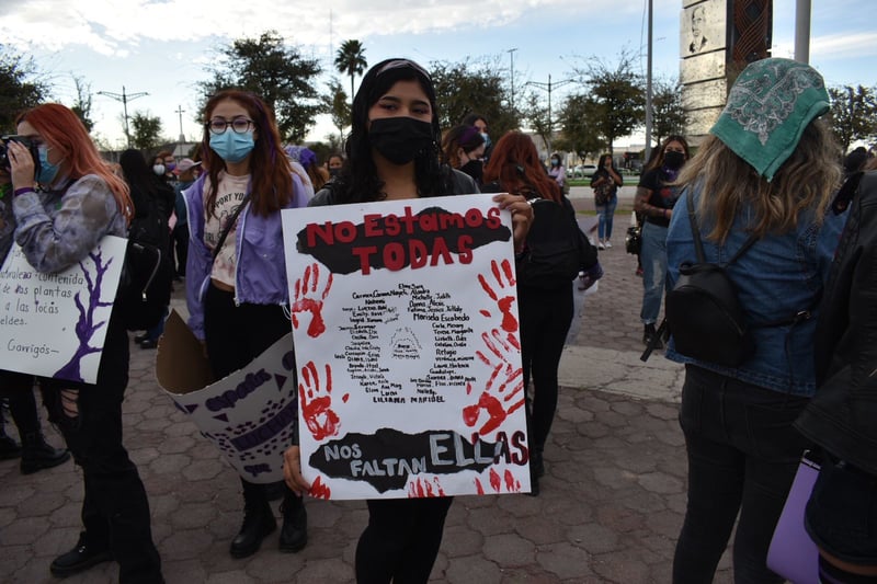 Feministas de Monclova se reúnen en la plaza del Magisterio