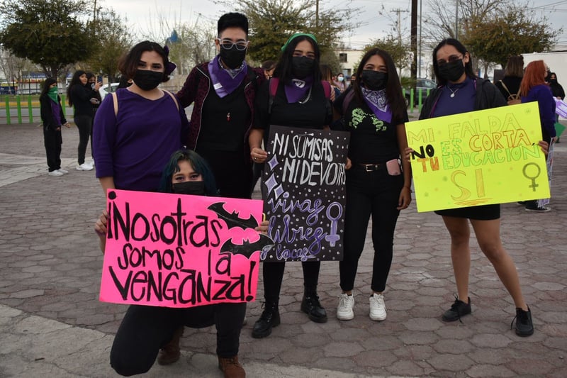 Feministas de Monclova se reúnen en la plaza del Magisterio