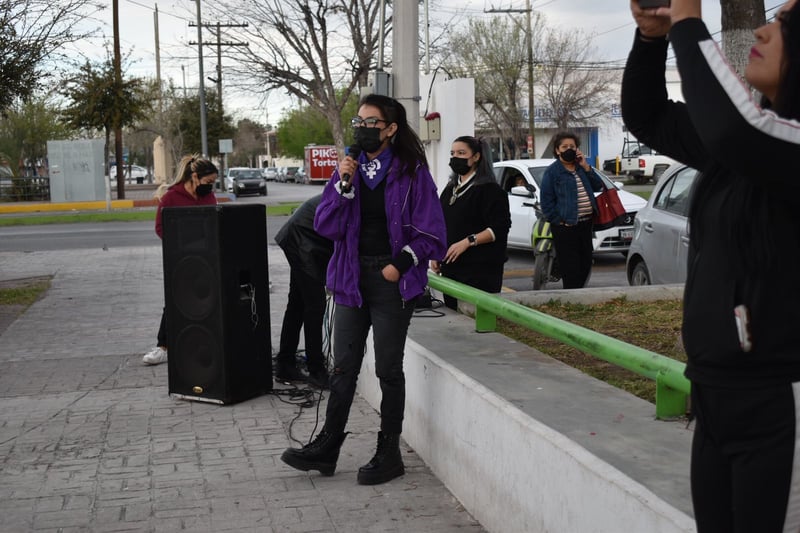 Feministas de Monclova se reúnen en la plaza del Magisterio