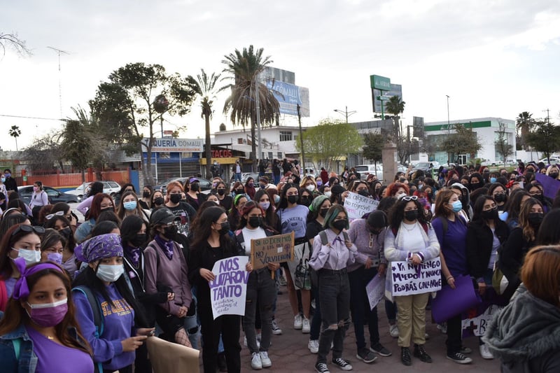 Feministas de Monclova se reúnen en la plaza del Magisterio