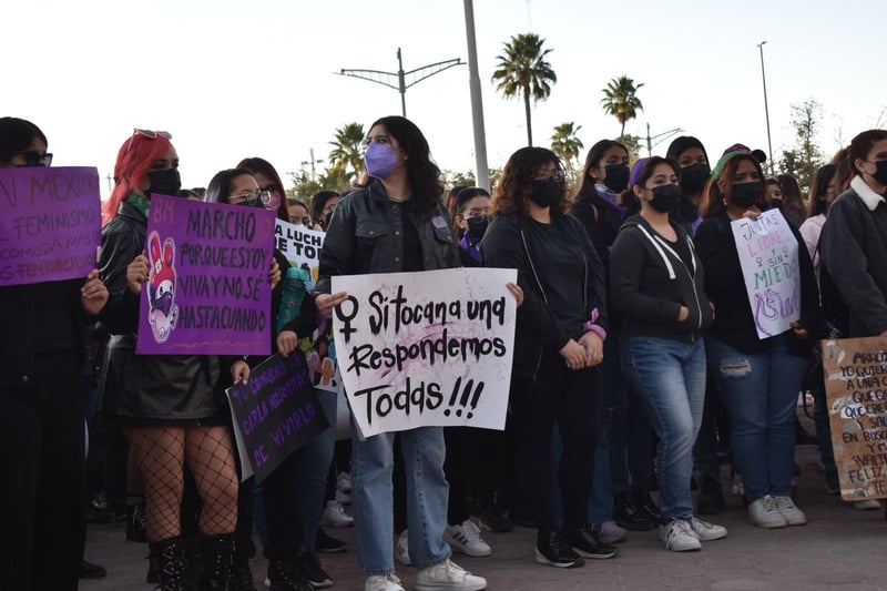 Feministas de Monclova se reúnen en la plaza del Magisterio