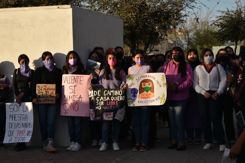 Feministas de Monclova se reúnen en la plaza del Magisterio