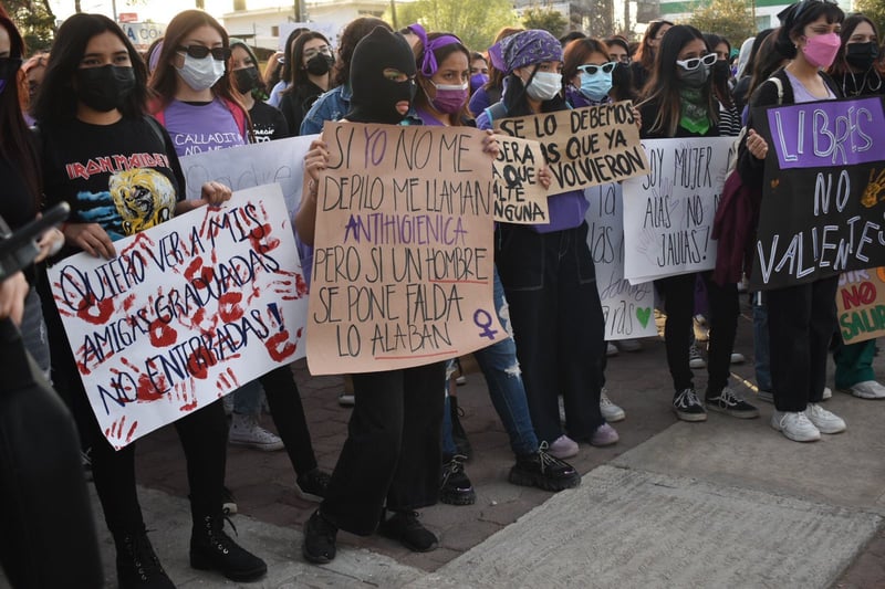 Feministas de Monclova se reúnen en la plaza del Magisterio