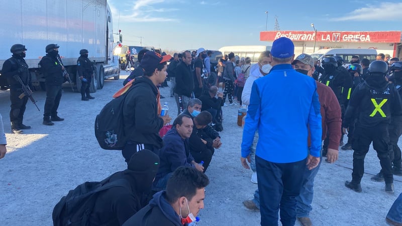 Otros 82 migrantes son abandonados en tráiler ahora en Castaños