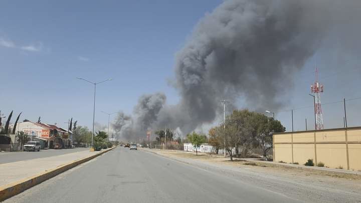 Incendio sorprende a familias que disfrutaban el puente vacacional