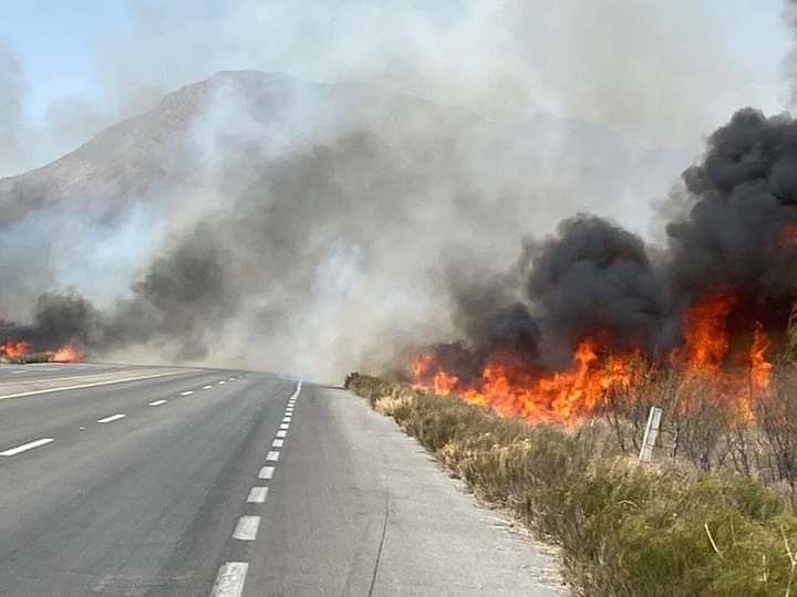 Incendio sorprende a familias que disfrutaban el puente vacacional