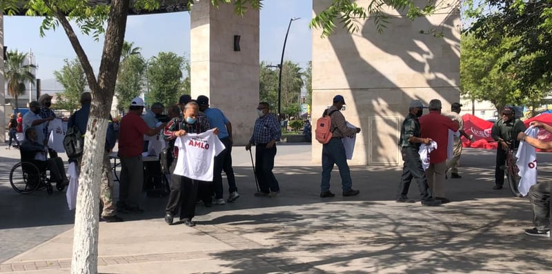 Camisetas y gorras de AMLO son entregadas en la plaza principal de Monclova