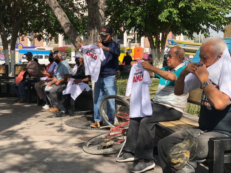 Camisetas y gorras de AMLO son entregadas en la plaza principal de Monclova