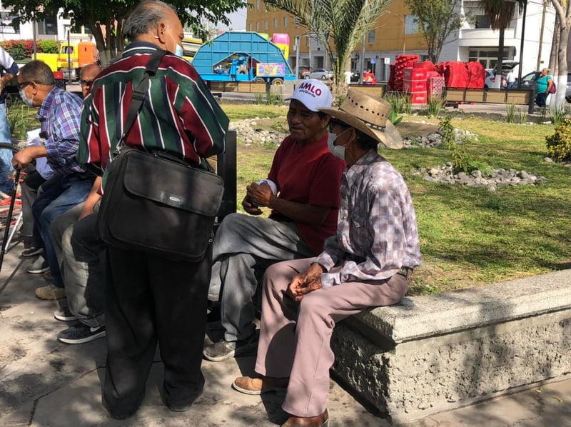 Camisetas y gorras de AMLO son entregadas en la plaza principal de Monclova