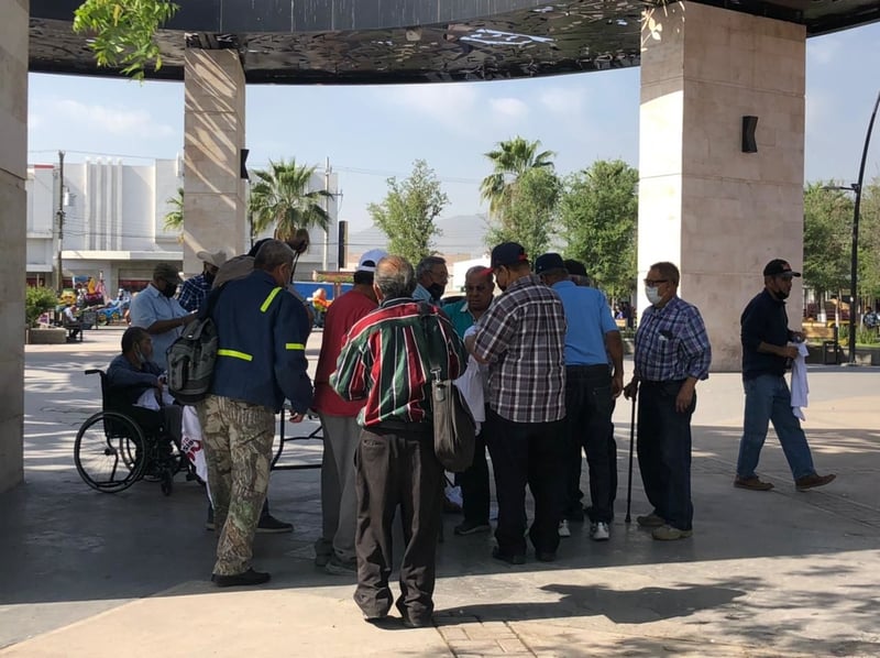 Camisetas y gorras de AMLO son entregadas en la plaza principal de Monclova