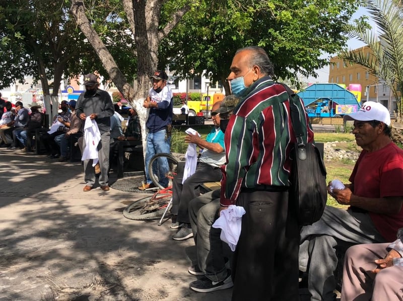 Camisetas y gorras de AMLO son entregadas en la plaza principal de Monclova