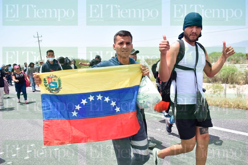 Avanza caravana de migrantes a pie sobre la federal 53 