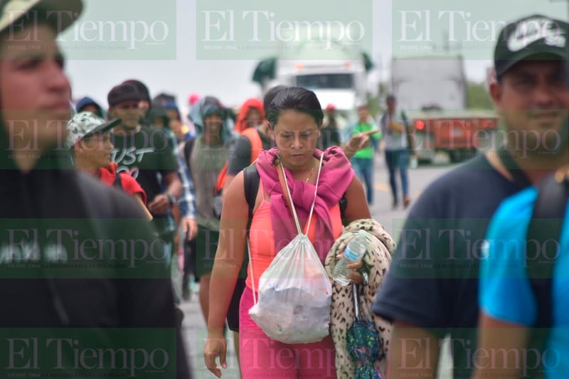 Avanza caravana de migrantes a pie sobre la federal 53 