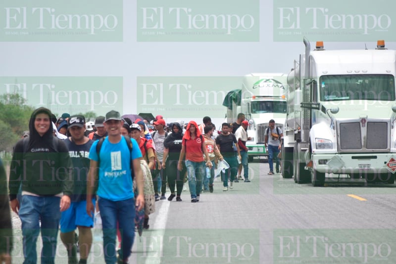 Avanza caravana de migrantes a pie sobre la federal 53 