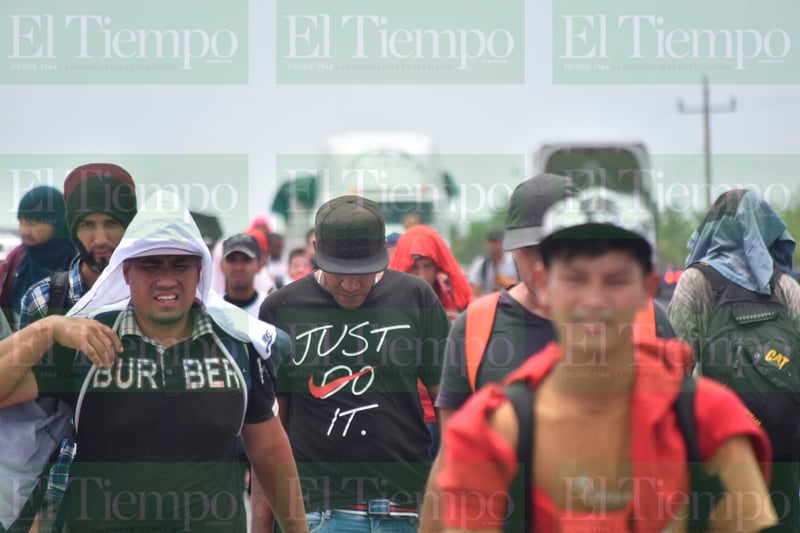 Avanza caravana de migrantes a pie sobre la federal 53 