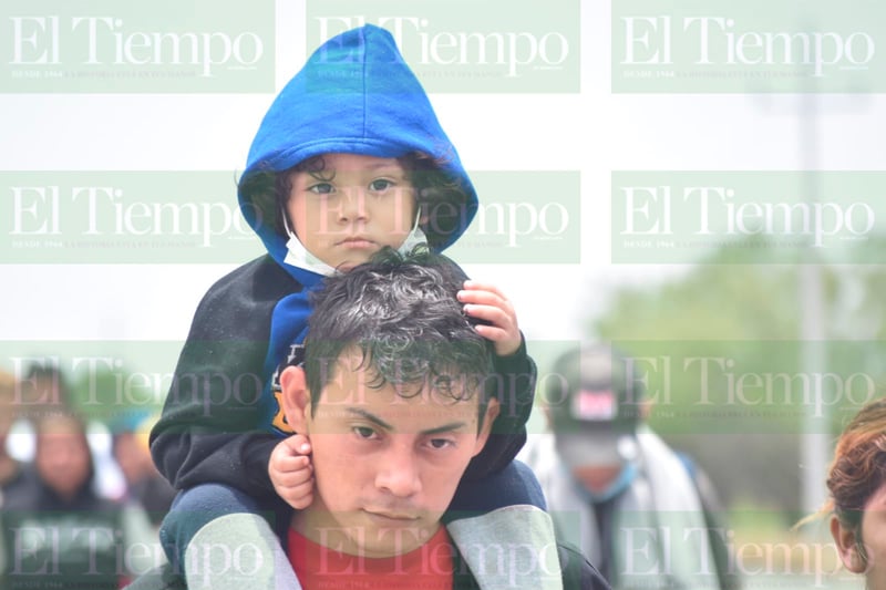 Avanza caravana de migrantes a pie sobre la federal 53 