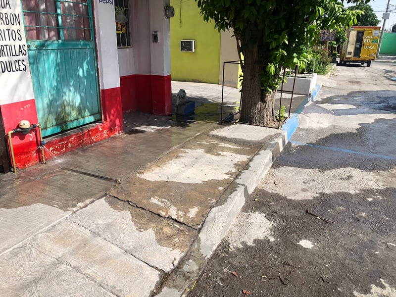 Fugas de agua en domicilios de la colonia Mezquital dejando de lado la escasez por la que el país pasa   