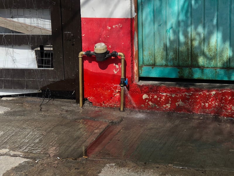 Fugas de agua en domicilios de la colonia Mezquital dejando de lado la escasez por la que el país pasa   