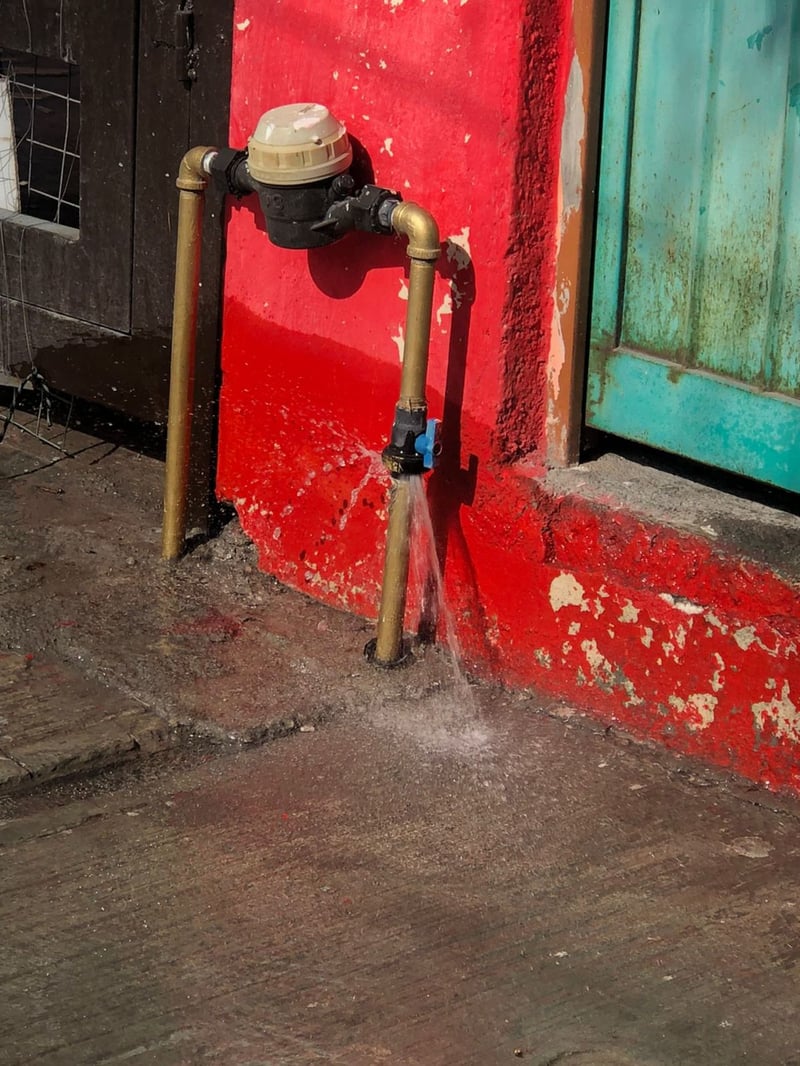 Fugas de agua en domicilios de la colonia Mezquital dejando de lado la escasez por la que el país pasa   