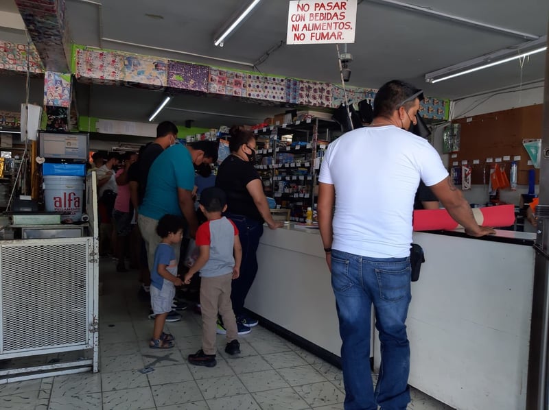 Comercios de Monclova abarrotados por compras de último momento ante el regreso a clases