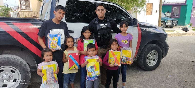 Policía Civil Coahuila apoya a niños con útiles escolares