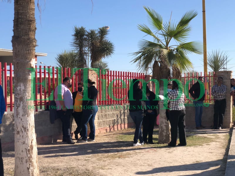 Padres cierran secundaria 60 por descargas eléctricas en las aulas 