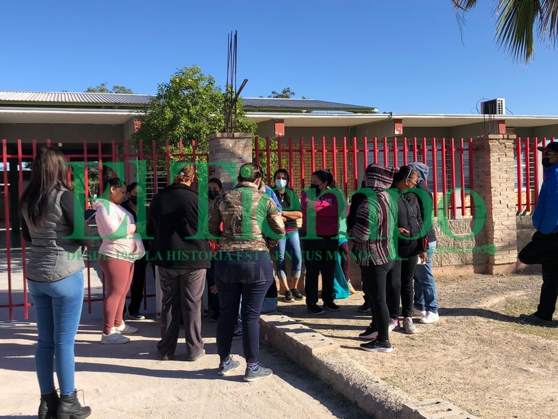 Padres cierran secundaria 60 por descargas eléctricas en las aulas 