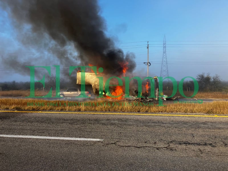 Caja de tráiler se incendia en carretera Monclova-Sabinas 