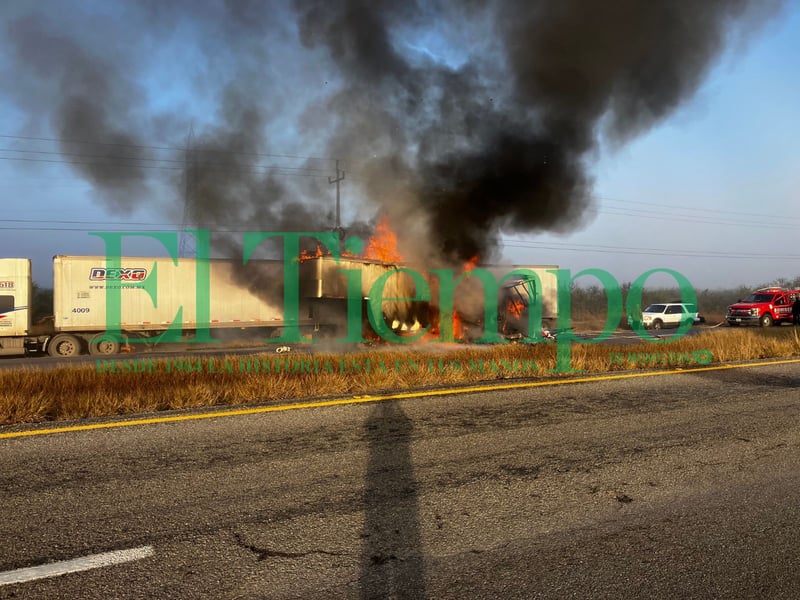 Caja de tráiler se incendia en carretera Monclova-Sabinas 