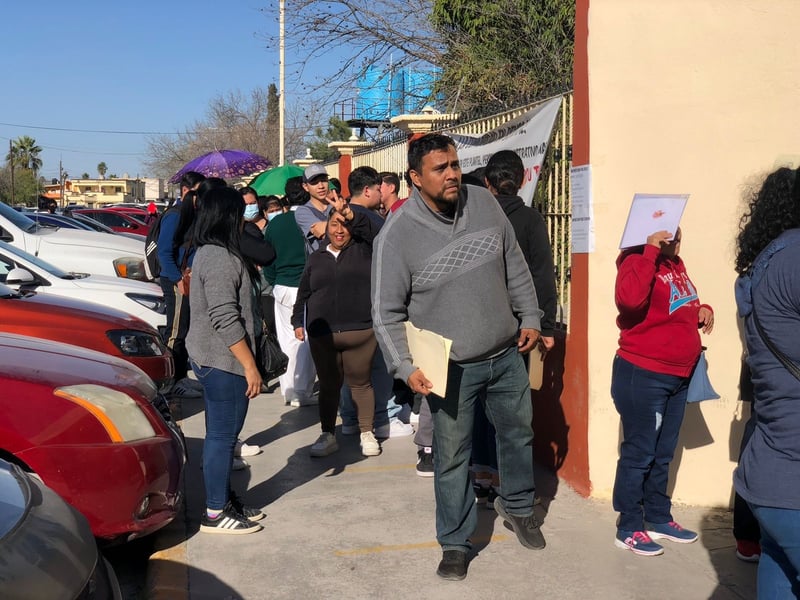 Tutores exhiben mala organización en CBTis36 de Monclova para tramite de becas   