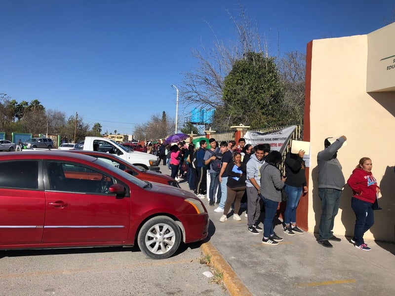 Tutores exhiben mala organización en CBTis36 de Monclova para tramite de becas   