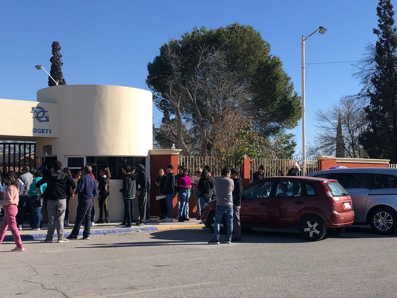 Tutores exhiben mala organización en CBTis36 de Monclova para tramite de becas   