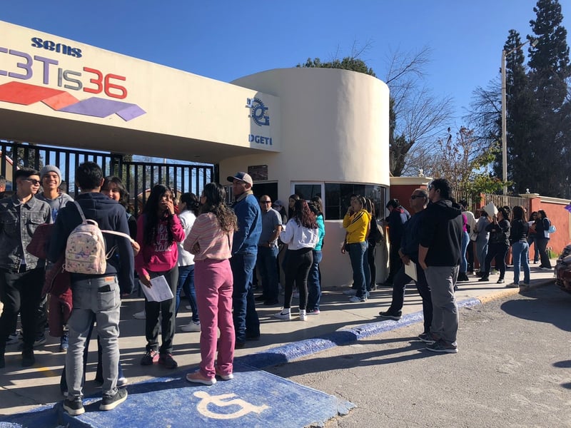 Tutores exhiben mala organización en CBTis36 de Monclova para tramite de becas   