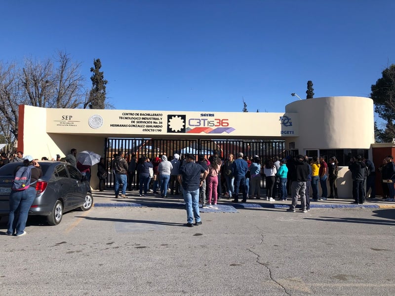 Tutores exhiben mala organización en CBTis36 de Monclova para tramite de becas   