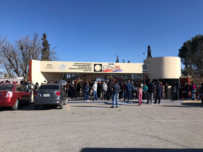 Tutores exhiben mala organización en CBTis36 de Monclova para tramite de becas   