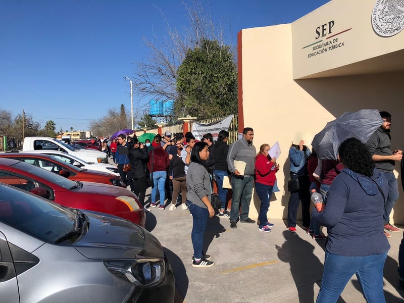 Tutores exhiben mala organización en CBTis36 de Monclova para tramite de becas   