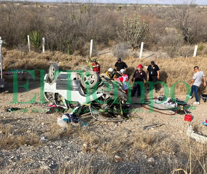 Mueren tres miembros de una familia en volcadura en la carretera Monclova-Monterrey