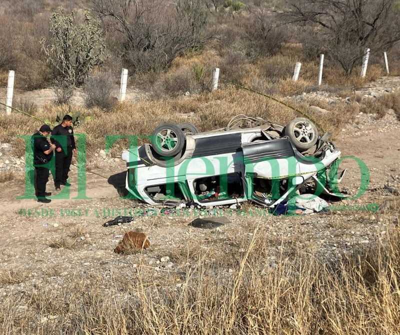 Mueren tres miembros de una familia en volcadura en la carretera Monclova-Monterrey