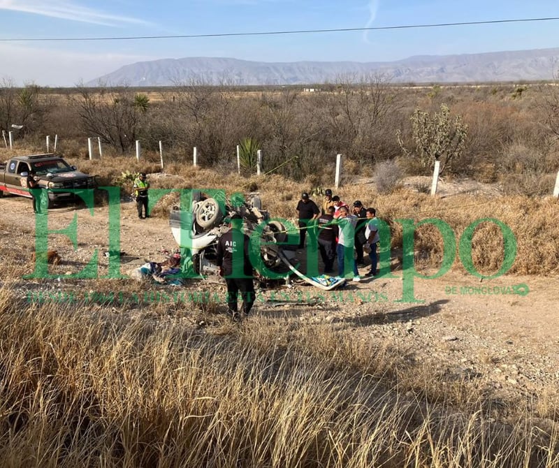 Mueren tres miembros de una familia en volcadura en la carretera Monclova-Monterrey