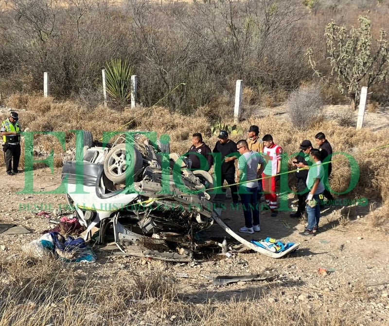 Mueren tres miembros de una familia en volcadura en la carretera Monclova-Monterrey