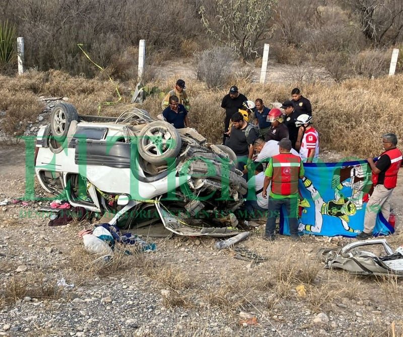 Mueren tres miembros de una familia en volcadura en la carretera Monclova-Monterrey