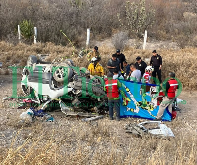 Mueren tres miembros de una familia en volcadura en la carretera Monclova-Monterrey