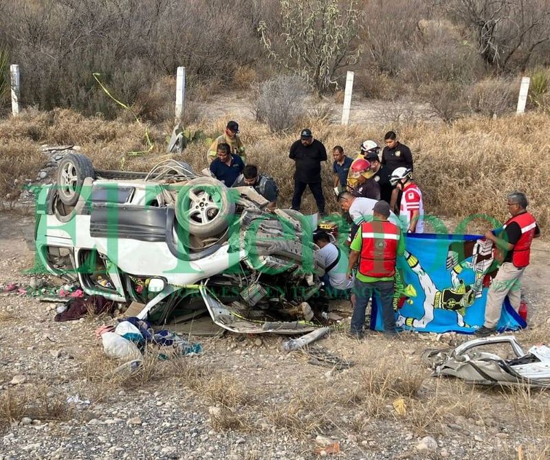 Mueren tres miembros de una familia en volcadura en la carretera Monclova-Monterrey