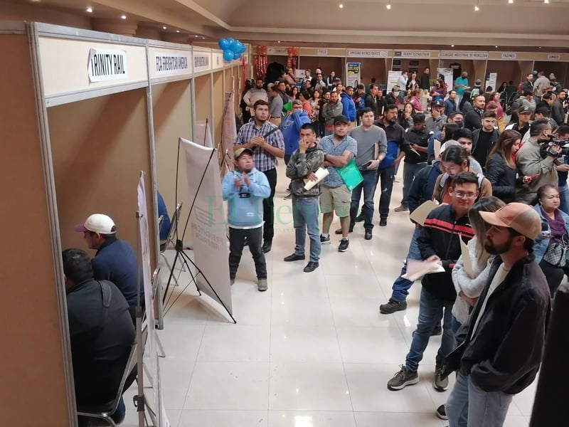 Cientos de ciudadanos acuden a la feria del empleo.