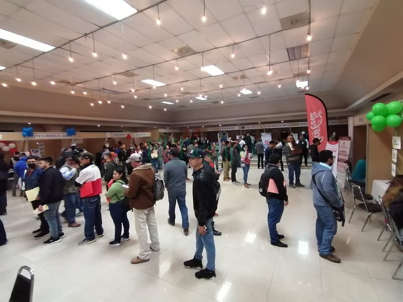 Cientos de ciudadanos acuden a la feria del empleo.