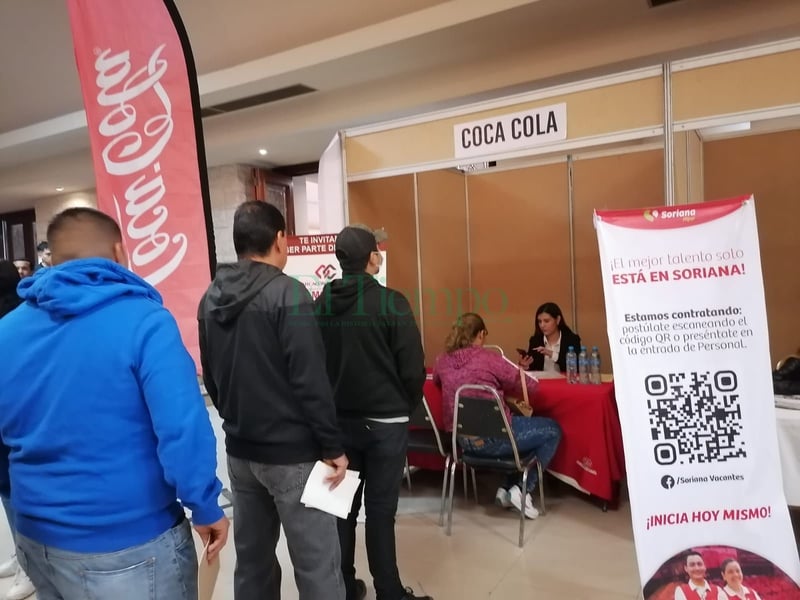 Cientos de ciudadanos acuden a la feria del empleo.