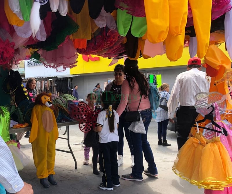 Disfraces del Día de la primavera con altos costos para los padres de familia 