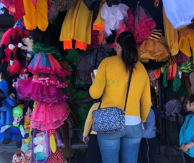 Disfraces del Día de la primavera con altos costos para los padres de familia 