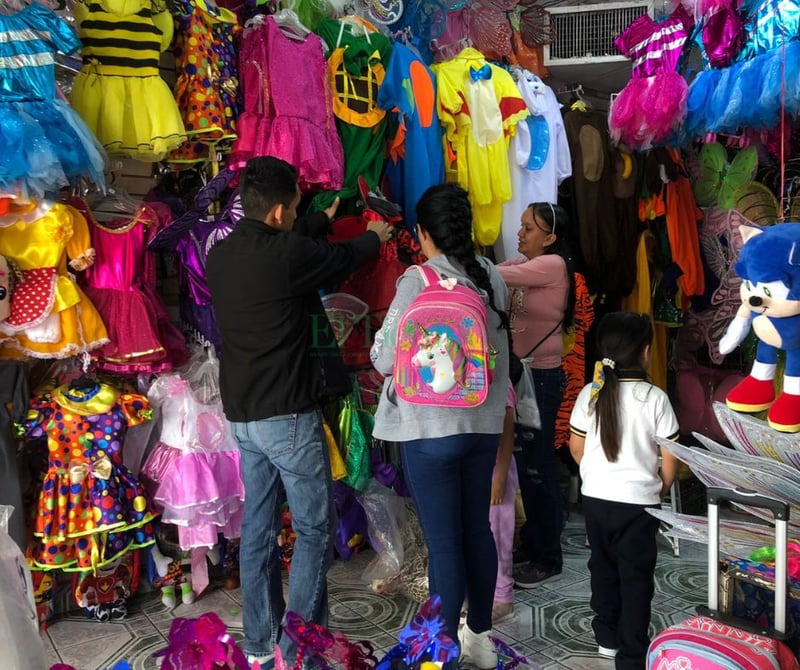 Disfraces del Día de la primavera con altos costos para los padres de familia 